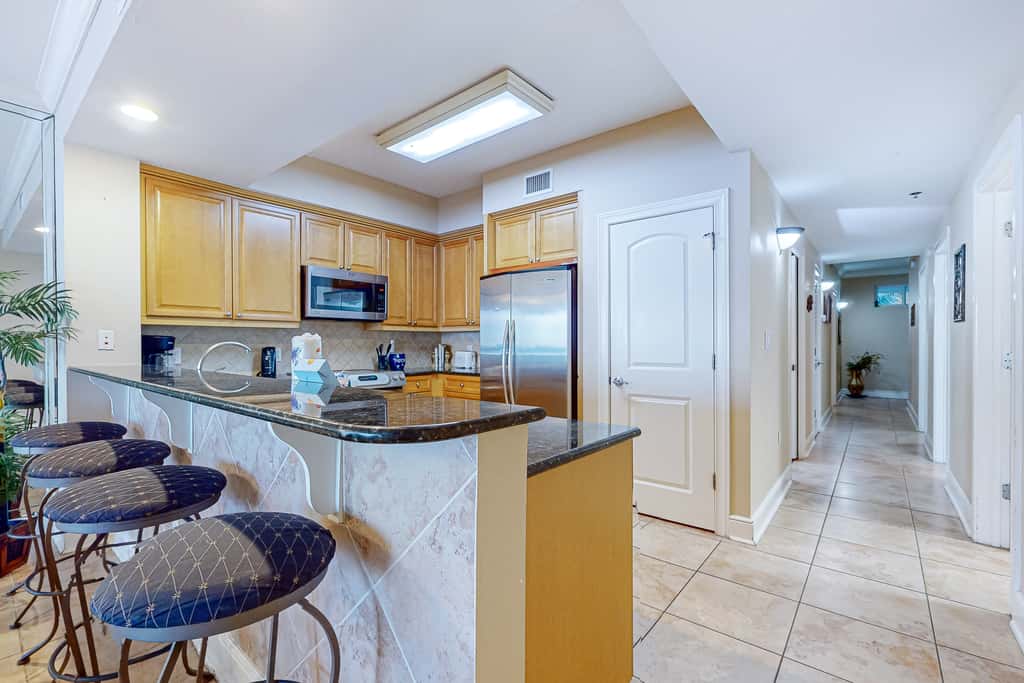 Gulf Front 4BR w Balcony, Pool, Hot Tub & W&D