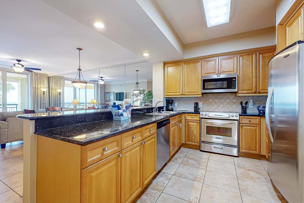 Gulf Front 4BR w Balcony, Pool, Hot Tub & W&D