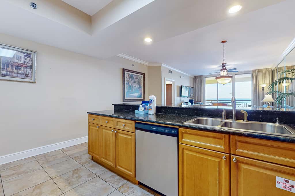 Gulf Front 4BR w Balcony, Pool, Hot Tub & W&D