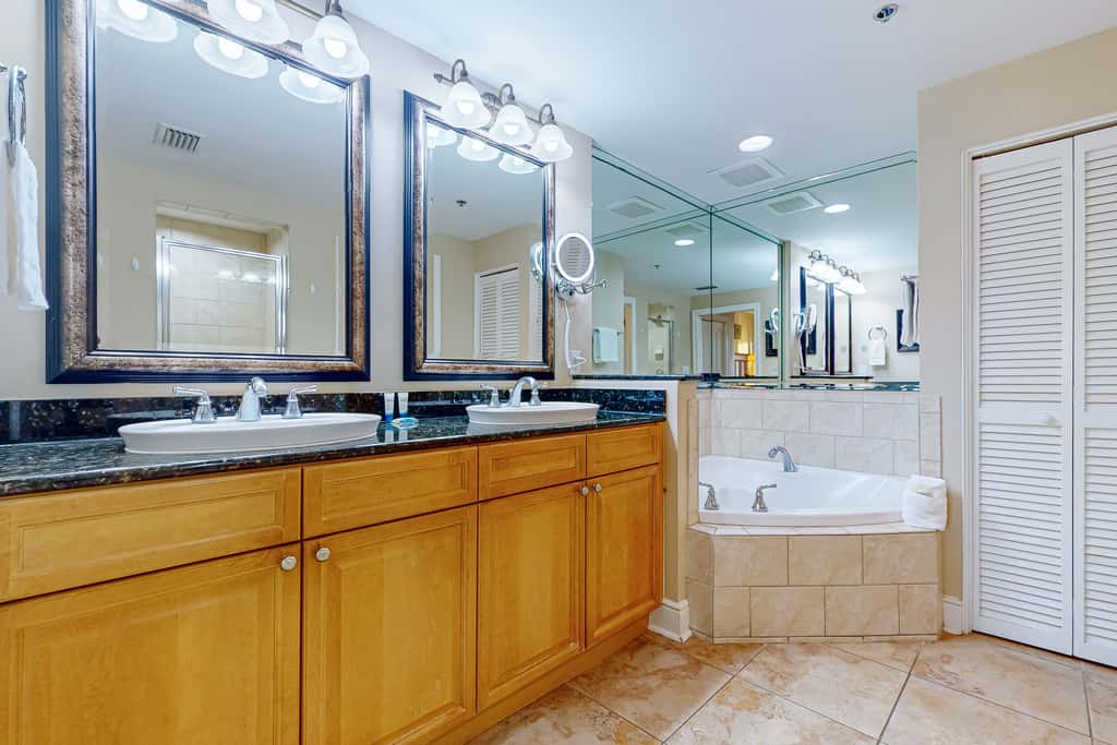 Gulf Front 4BR w Balcony, Pool, Hot Tub & W&D