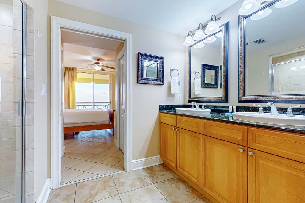 Gulf Front 4BR w Balcony, Pool, Hot Tub & W&D