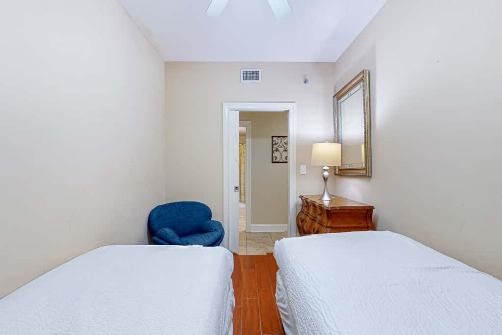 Gulf Front 4BR w Balcony, Pool, Hot Tub & W&D