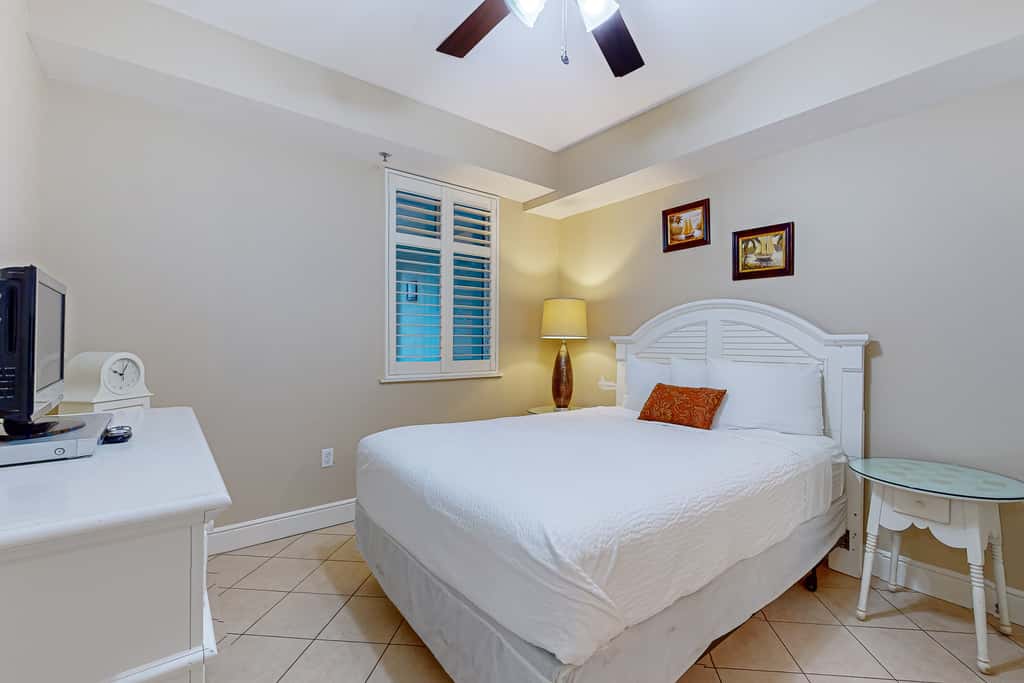 Gulf Front 4BR w Balcony, Pool, Hot Tub & W&D