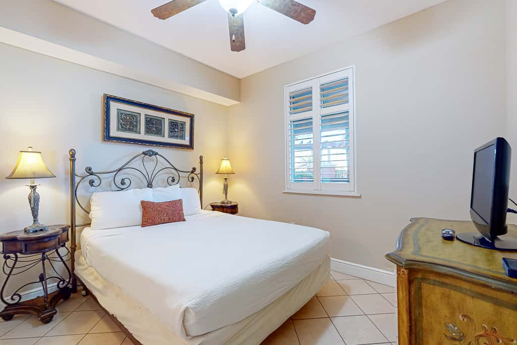 Gulf Front 4BR w Balcony, Pool, Hot Tub & W&D