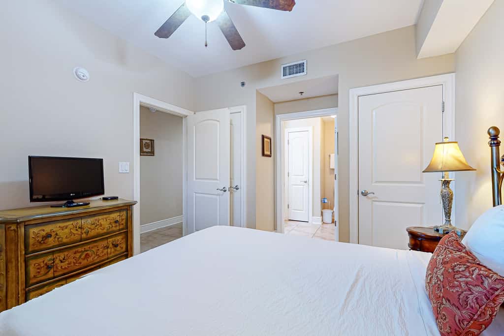 Gulf Front 4BR w Balcony, Pool, Hot Tub & W&D