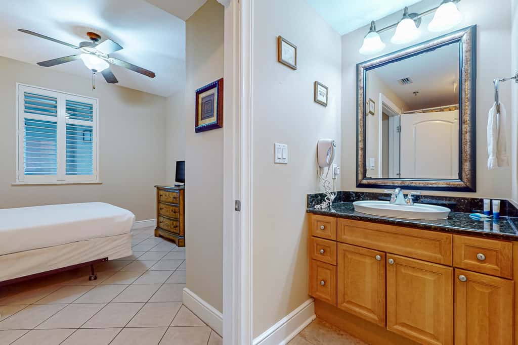Gulf Front 4BR w Balcony, Pool, Hot Tub & W&D