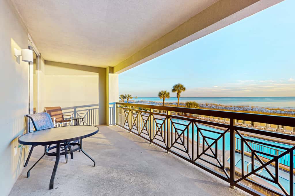 Gulf Front 4BR w Balcony, Pool, Hot Tub & W&D