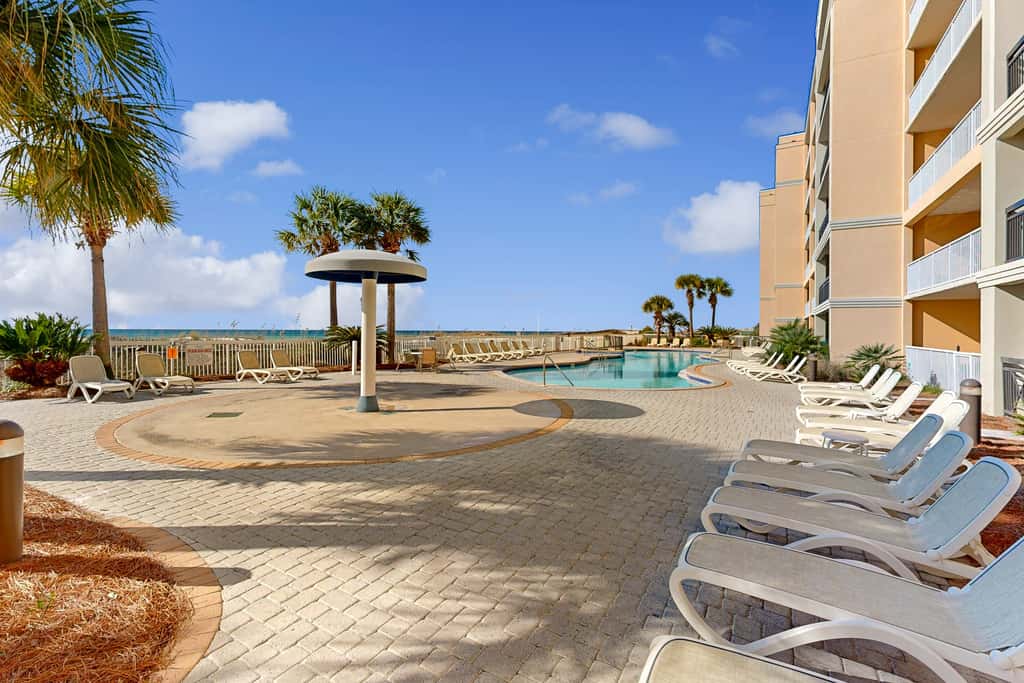 Gulf Front 4BR w Balcony, Pool, Hot Tub & W&D