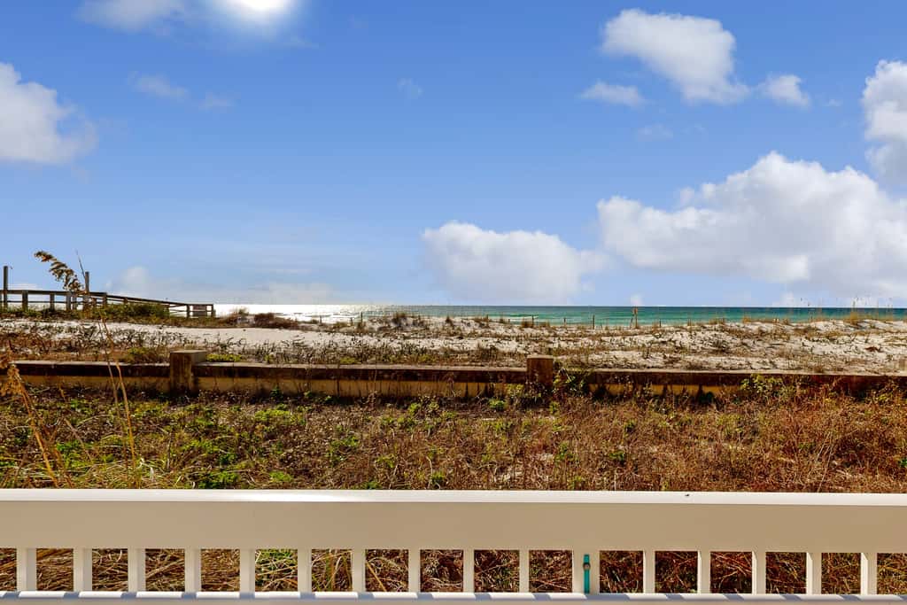Gulf Front 4BR w Balcony, Pool, Hot Tub & W&D