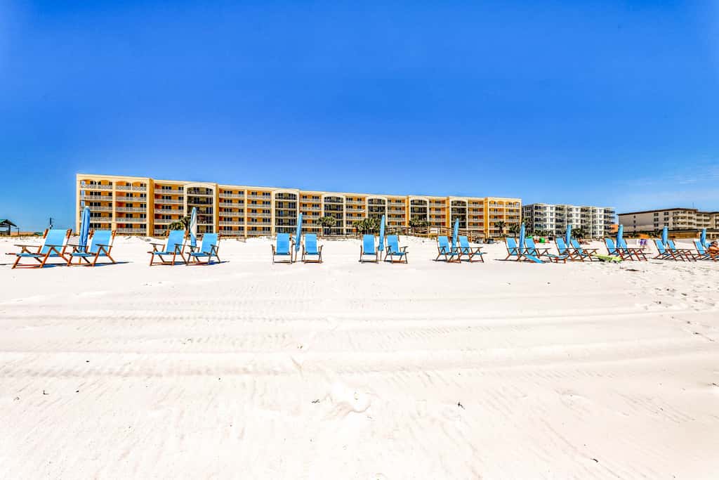 Gulf Front 4BR w Balcony, Pool, Hot Tub & W&D