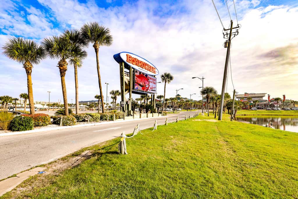 Gorgeous Gulf Front Condo Pools Onsite, Nearby Activities, Shops, Restaurants!