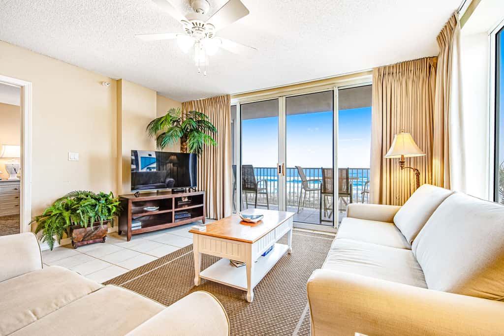 Third-floor, oceanfront condo with pool, hot tub & fast WiFi