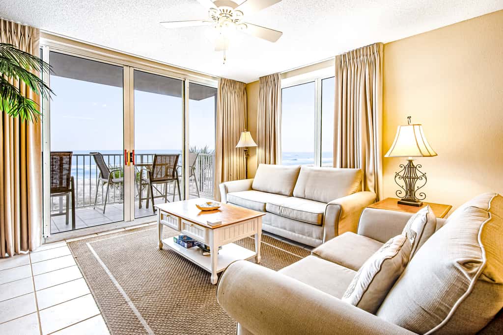 Third-floor, oceanfront condo with pool, hot tub & fast WiFi