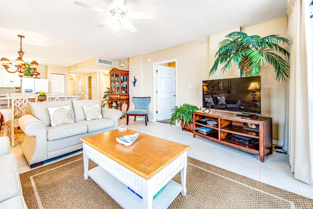 Third-floor, oceanfront condo with pool, hot tub & fast WiFi