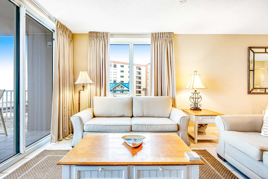 Third-floor, oceanfront condo with pool, hot tub & fast WiFi