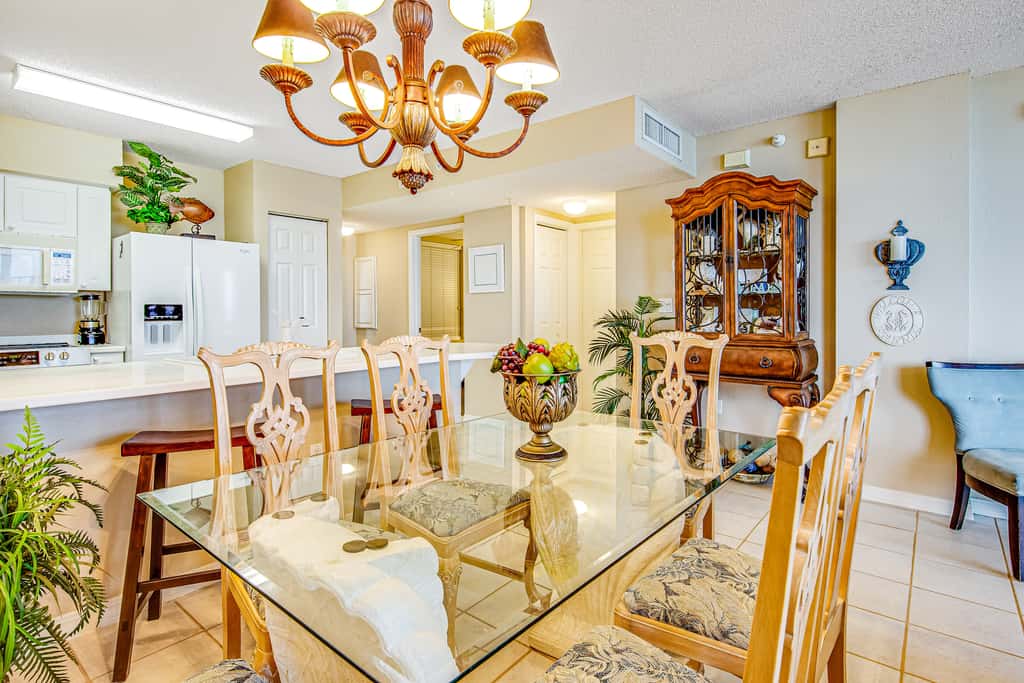 Third-floor, oceanfront condo with pool, hot tub & fast WiFi