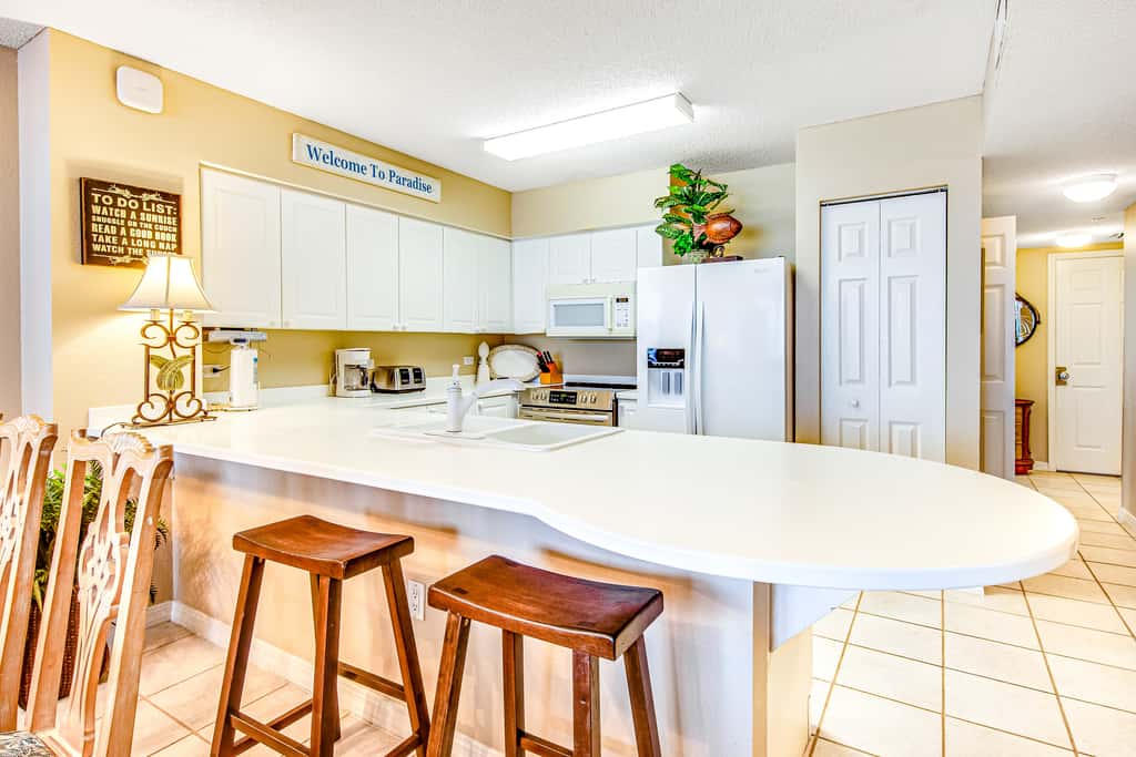 Third-floor, oceanfront condo with pool, hot tub & fast WiFi