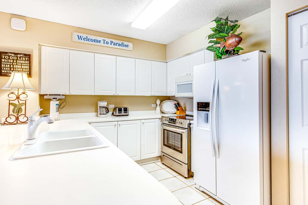 Third-floor, oceanfront condo with pool, hot tub & fast WiFi