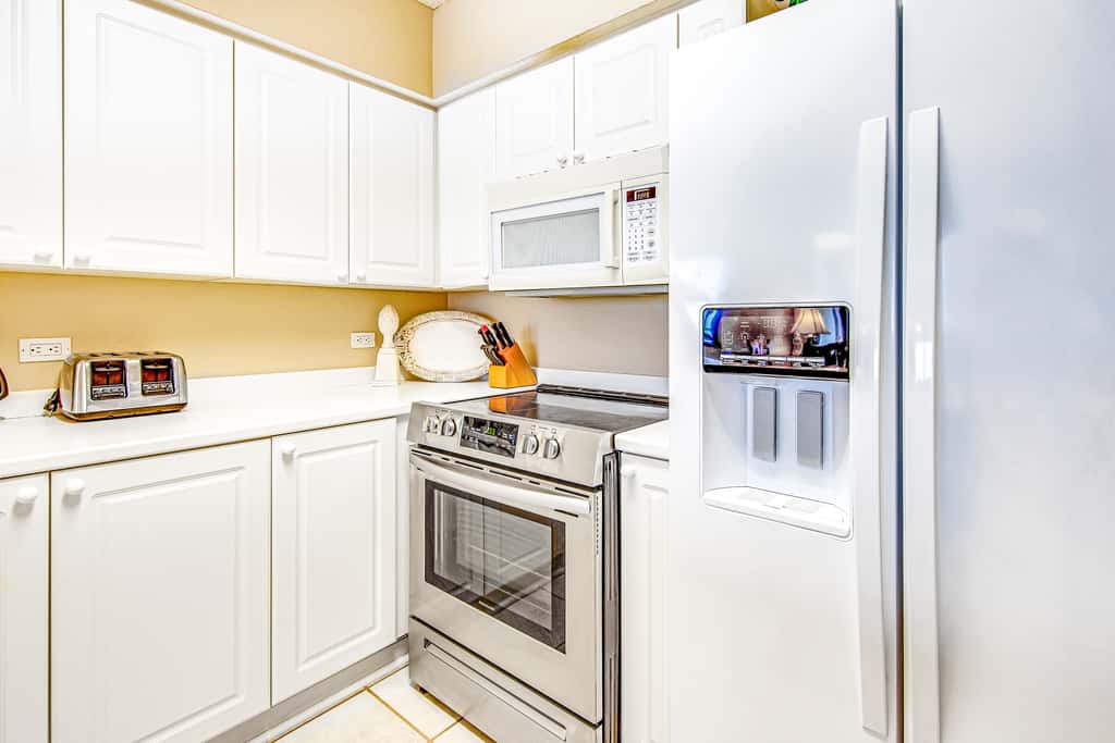 Third-floor, oceanfront condo with pool, hot tub & fast WiFi