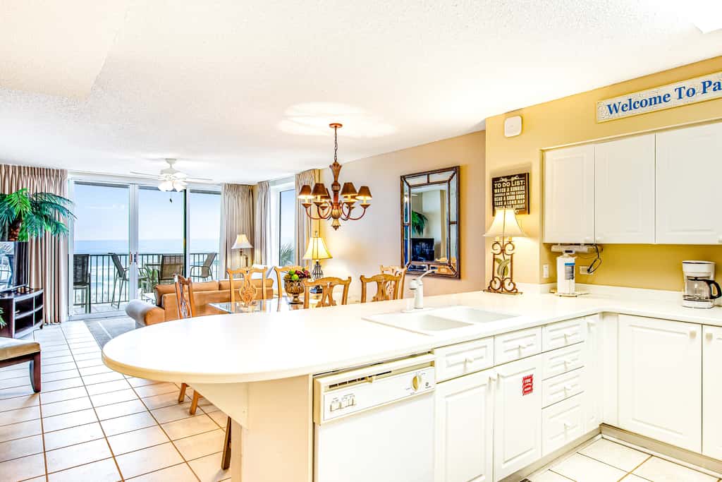 Third-floor, oceanfront condo with pool, hot tub & fast WiFi