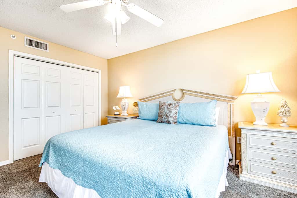 Third-floor, oceanfront condo with pool, hot tub & fast WiFi