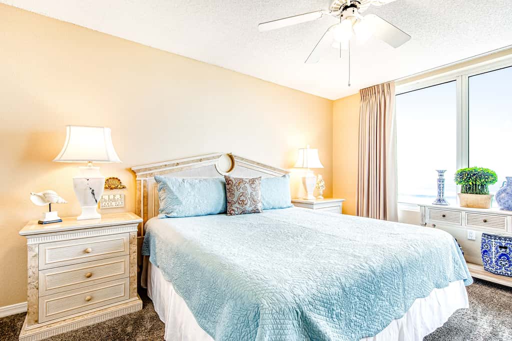 Third-floor, oceanfront condo with pool, hot tub & fast WiFi