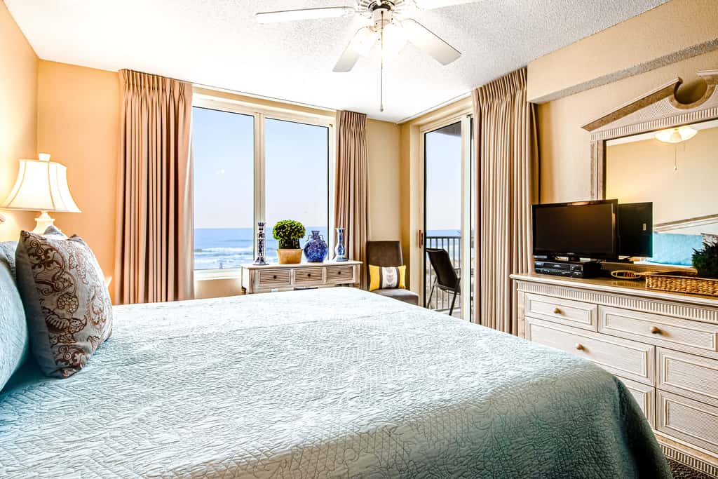 Third-floor, oceanfront condo with pool, hot tub & fast WiFi