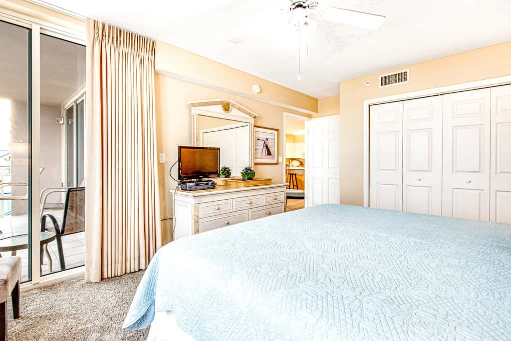 Third-floor, oceanfront condo with pool, hot tub & fast WiFi