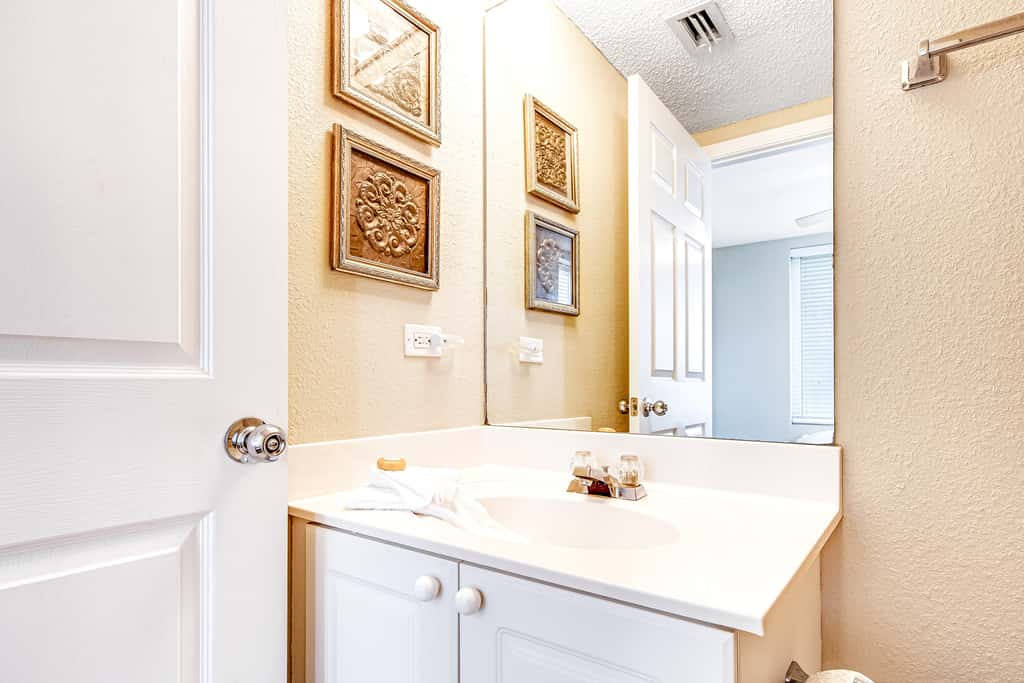 Third-floor, oceanfront condo with pool, hot tub & fast WiFi