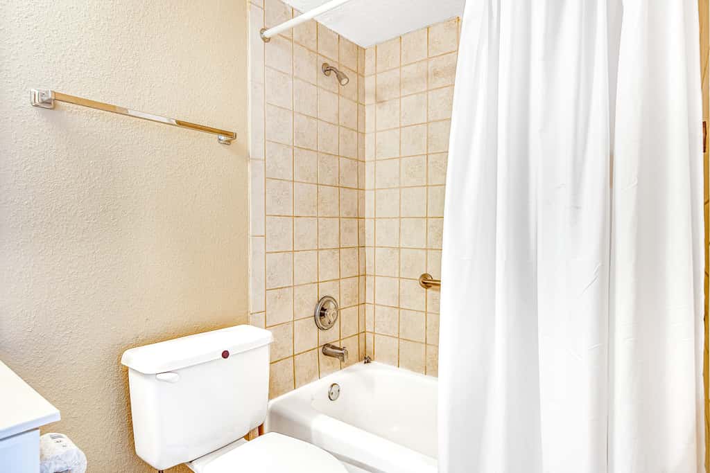 Third-floor, oceanfront condo with pool, hot tub & fast WiFi
