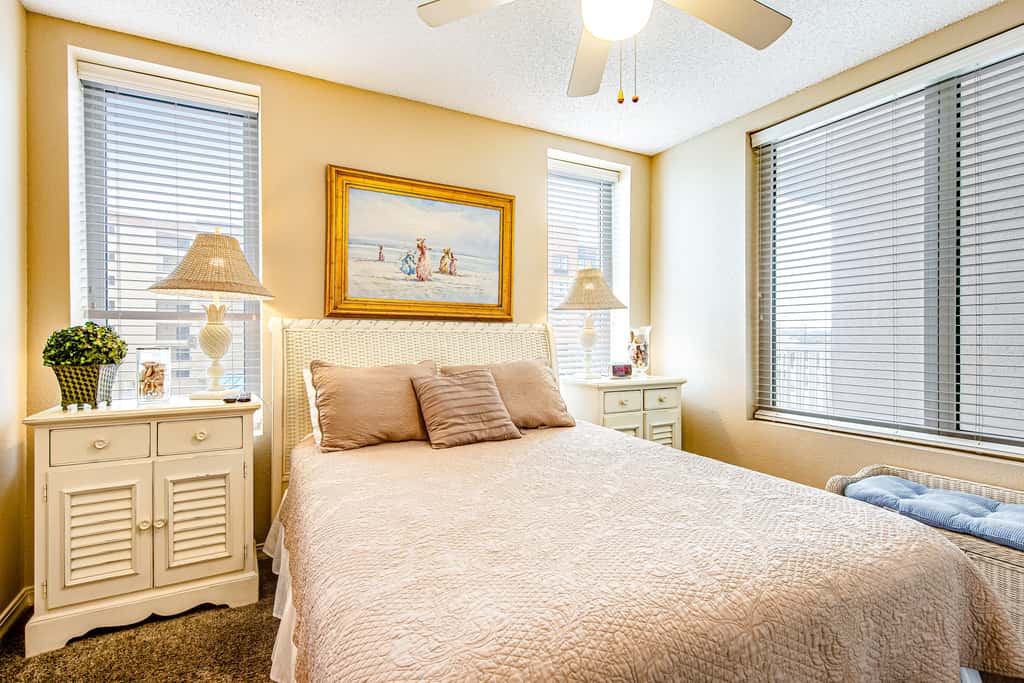 Third-floor, oceanfront condo with pool, hot tub & fast WiFi