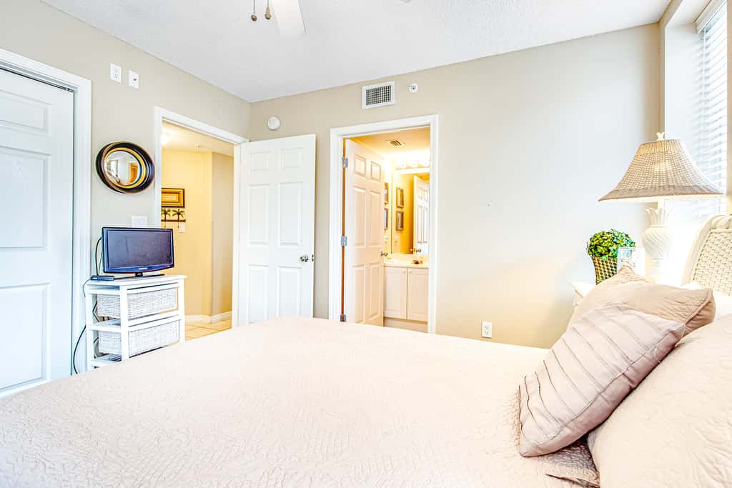 Third-floor, oceanfront condo with pool, hot tub & fast WiFi