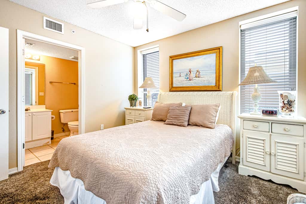 Third-floor, oceanfront condo with pool, hot tub & fast WiFi