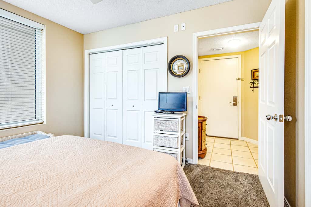 Third-floor, oceanfront condo with pool, hot tub & fast WiFi