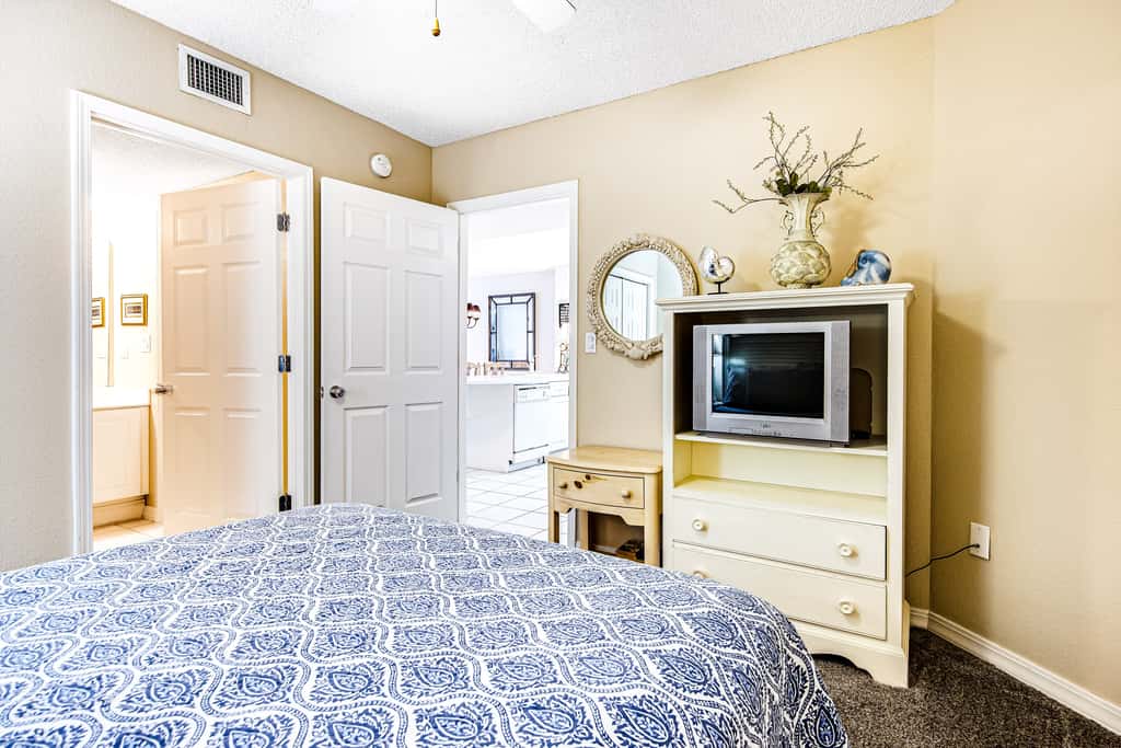 Third-floor, oceanfront condo with pool, hot tub & fast WiFi