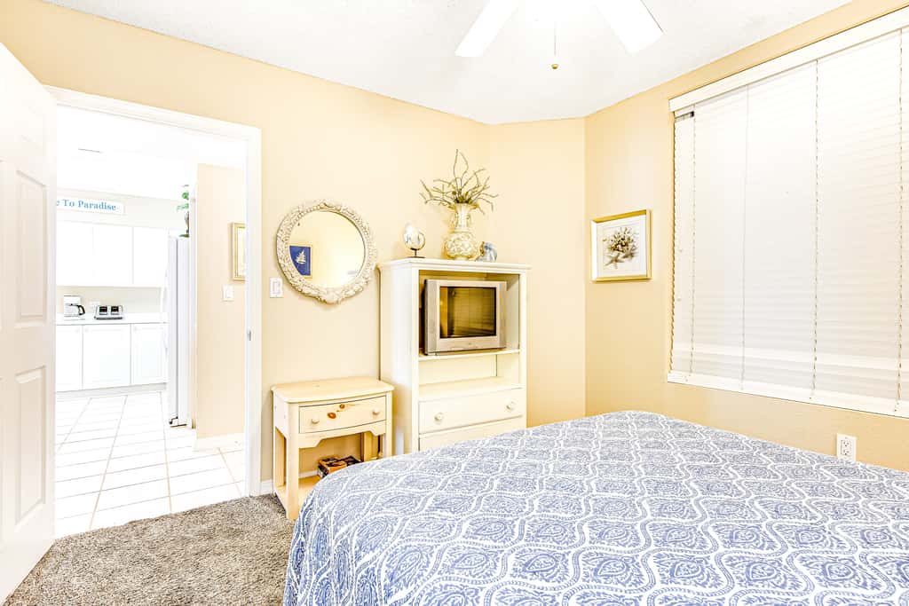 Third-floor, oceanfront condo with pool, hot tub & fast WiFi