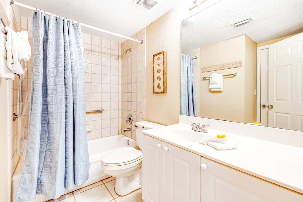 Third-floor, oceanfront condo with pool, hot tub & fast WiFi