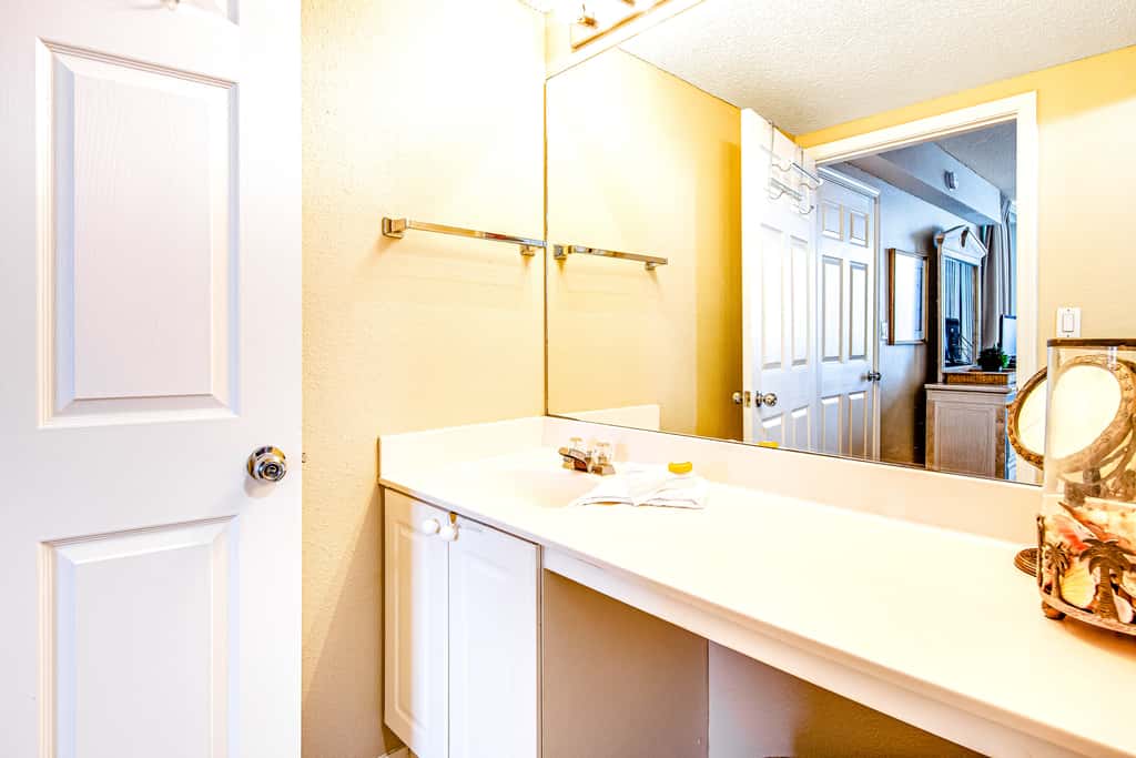 Third-floor, oceanfront condo with pool, hot tub & fast WiFi