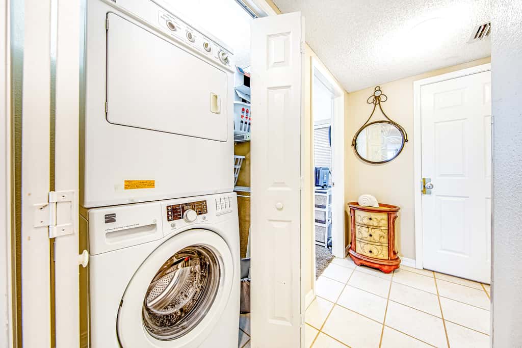 Third-floor, oceanfront condo with pool, hot tub & fast WiFi
