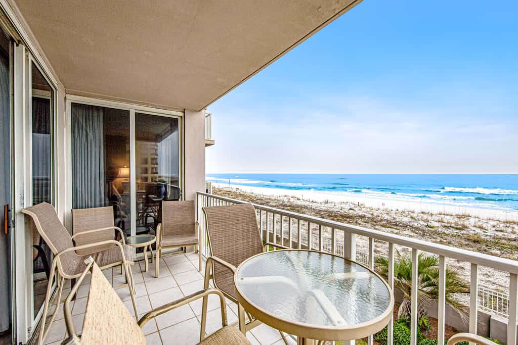 Third-floor, oceanfront condo with pool, hot tub & fast WiFi