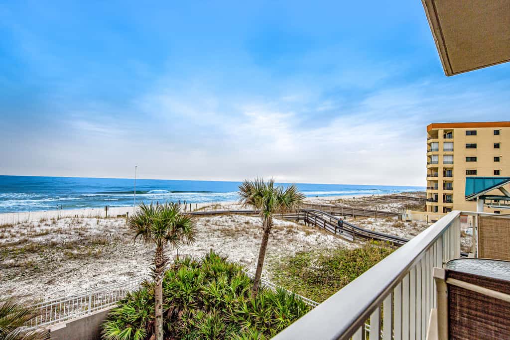 Third-floor, oceanfront condo with pool, hot tub & fast WiFi