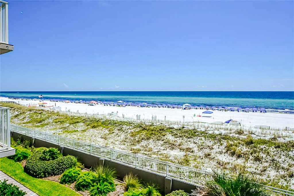 Third-floor, oceanfront condo with pool, hot tub & fast WiFi