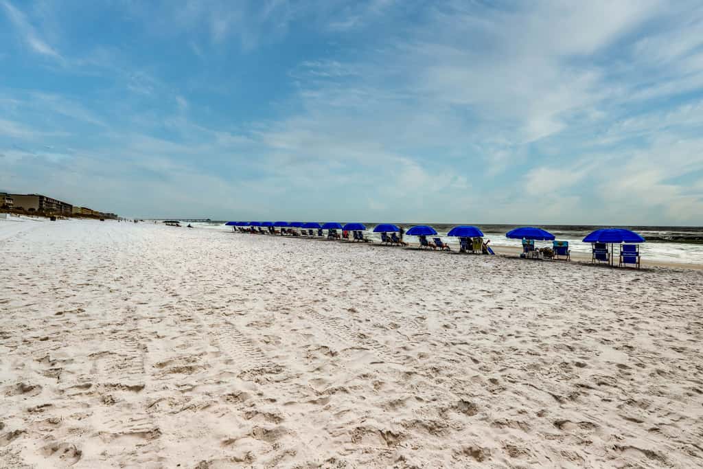 Third-floor, oceanfront condo with pool, hot tub & fast WiFi