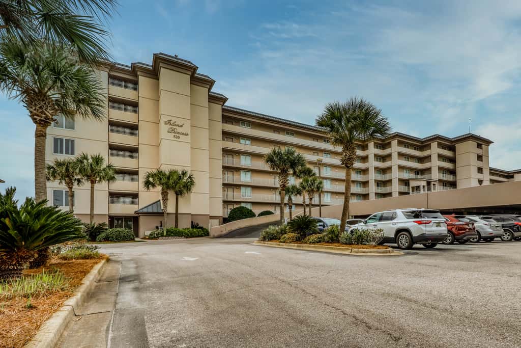 Third-floor, oceanfront condo with pool, hot tub & fast WiFi
