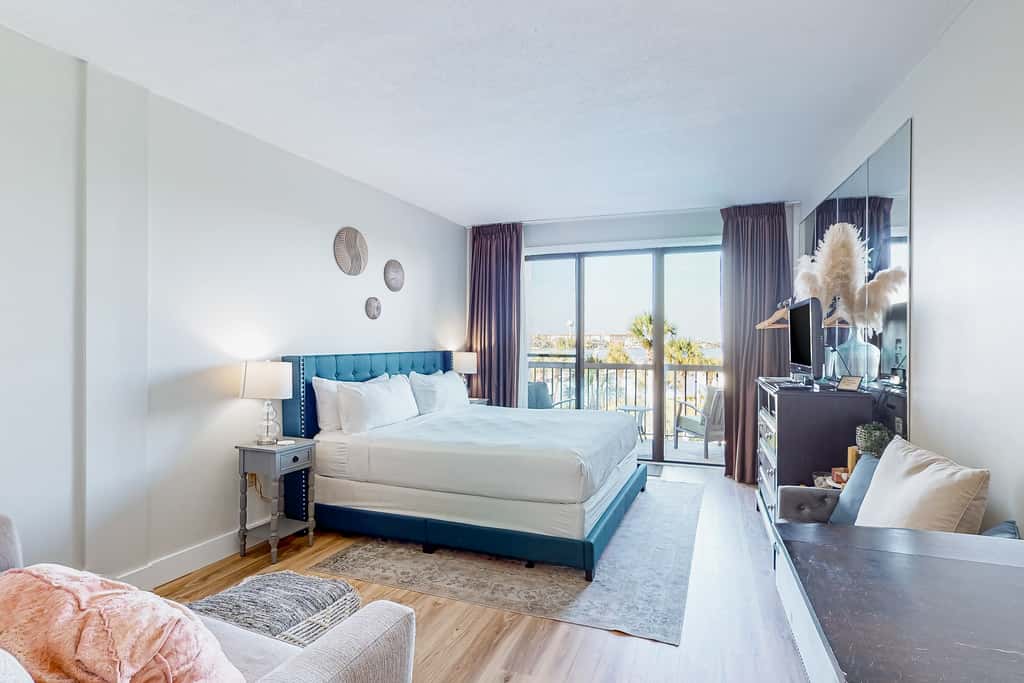 Bayfront studio with pools and dock - Snowbird-friendly