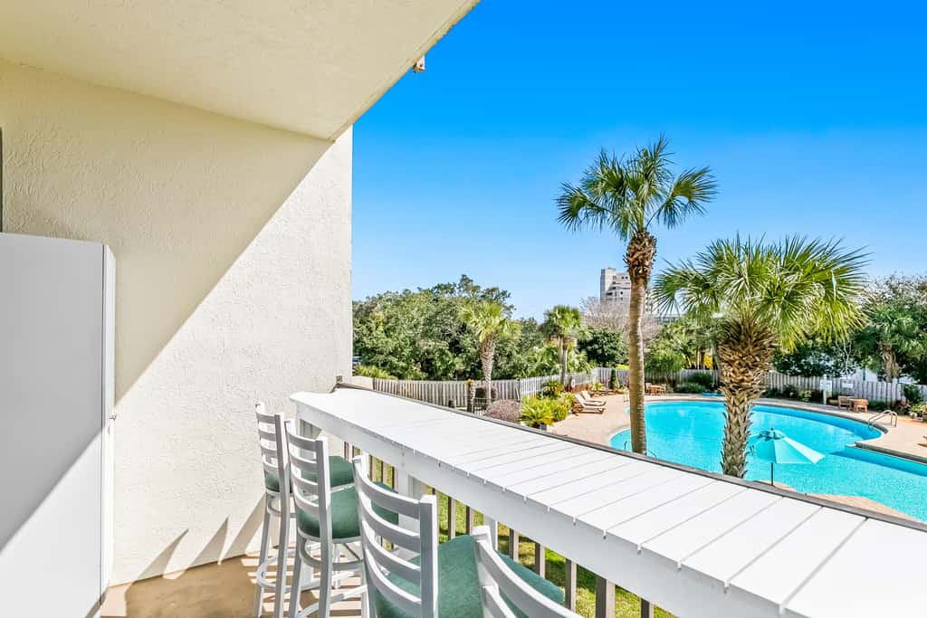 Bright, second-floor studio with high-speed WiFi & pool view - walk to the bay