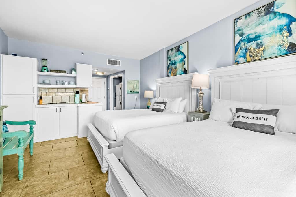 Bright, second-floor studio with high-speed WiFi & pool view - walk to the bay