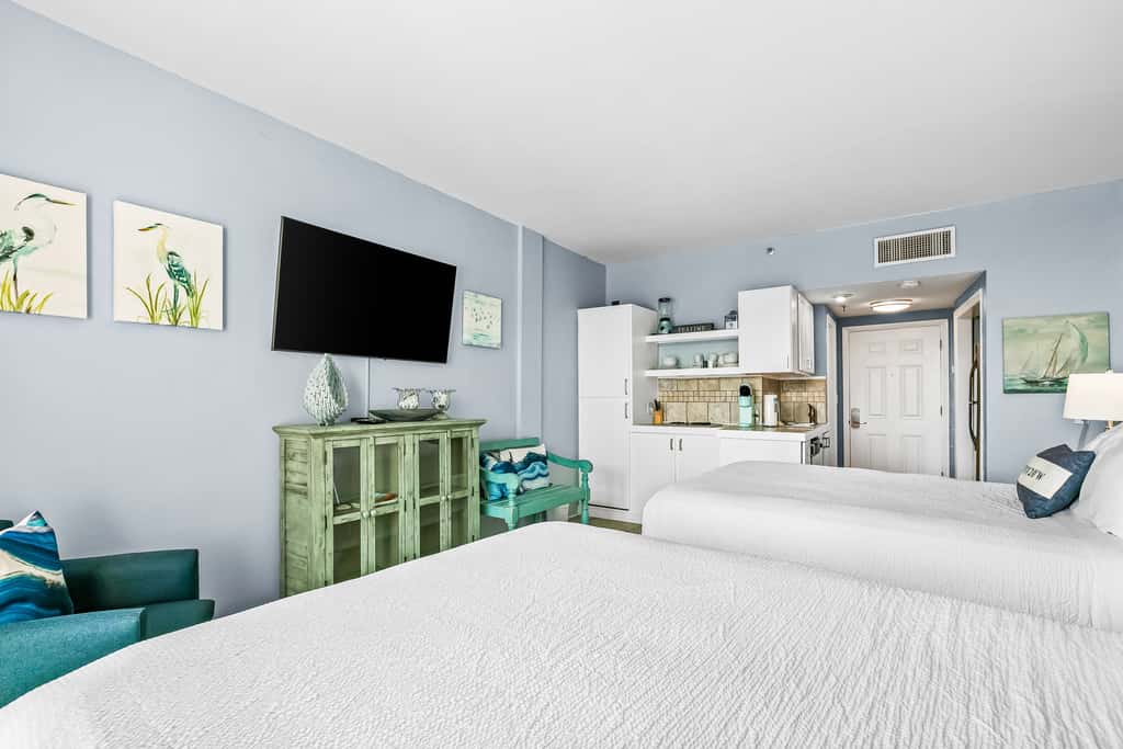 Bright, second-floor studio with high-speed WiFi & pool view - walk to the bay