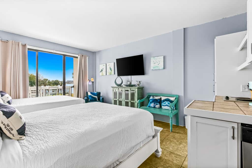Bright, second-floor studio with high-speed WiFi & pool view - walk to the bay