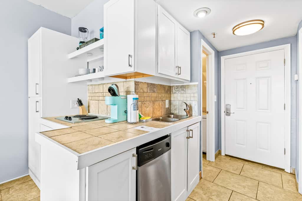 Bright, second-floor studio with high-speed WiFi & pool view - walk to the bay